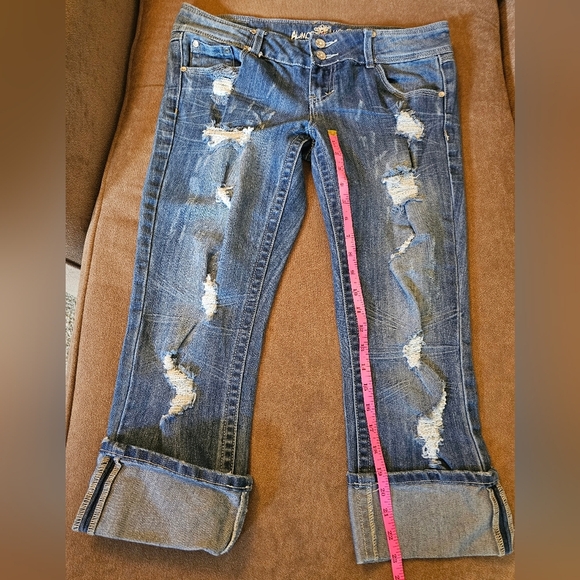 Almost Famous Distressed/Destroyed Low-Rise Cuffed Capri Jeans Size 13 - Picture 3 of 12